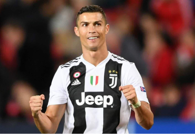 台州队赠沙埠窑青瓷姜糖礼盒，温州队回赠非遗茶饼（台州队以沙埠窑青瓷姜糖礼盒相赠，温州队以非遗茶饼回礼）