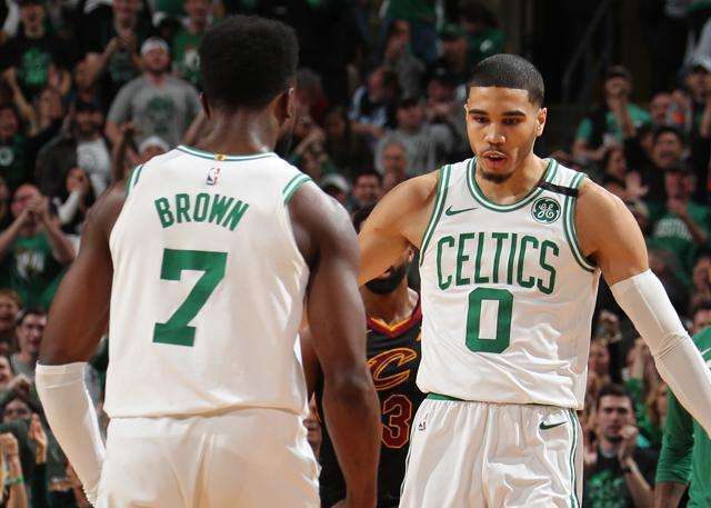 为欧洲杯预热，半决赛及决赛举办场地温布利球场进行无人机表演（欧洲杯预热：半决赛与决赛场地温布利球场上演无人机表演）