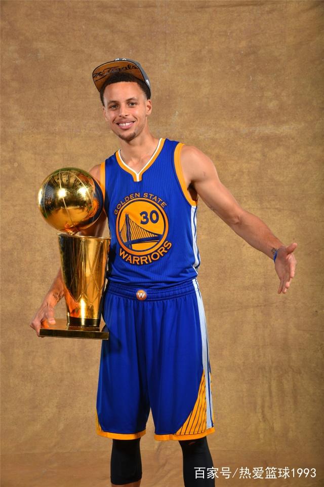 扛起尼克斯进攻！布伦森半场17中10轰下25分（布伦森半场17投10中砍下25分，撑起尼克斯进攻）