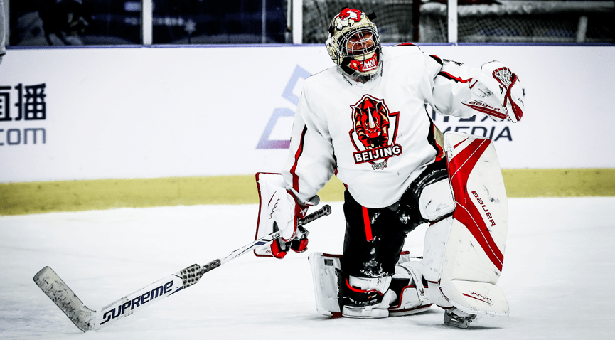 体坛记忆｜科比被恶意犯规，但他起身之后并没有生气，反倒是拍灰尘的动作太潇洒了（体坛回眸：科比遭恶意犯规后淡定起身，拂去尘土的瞬间格外潇洒）