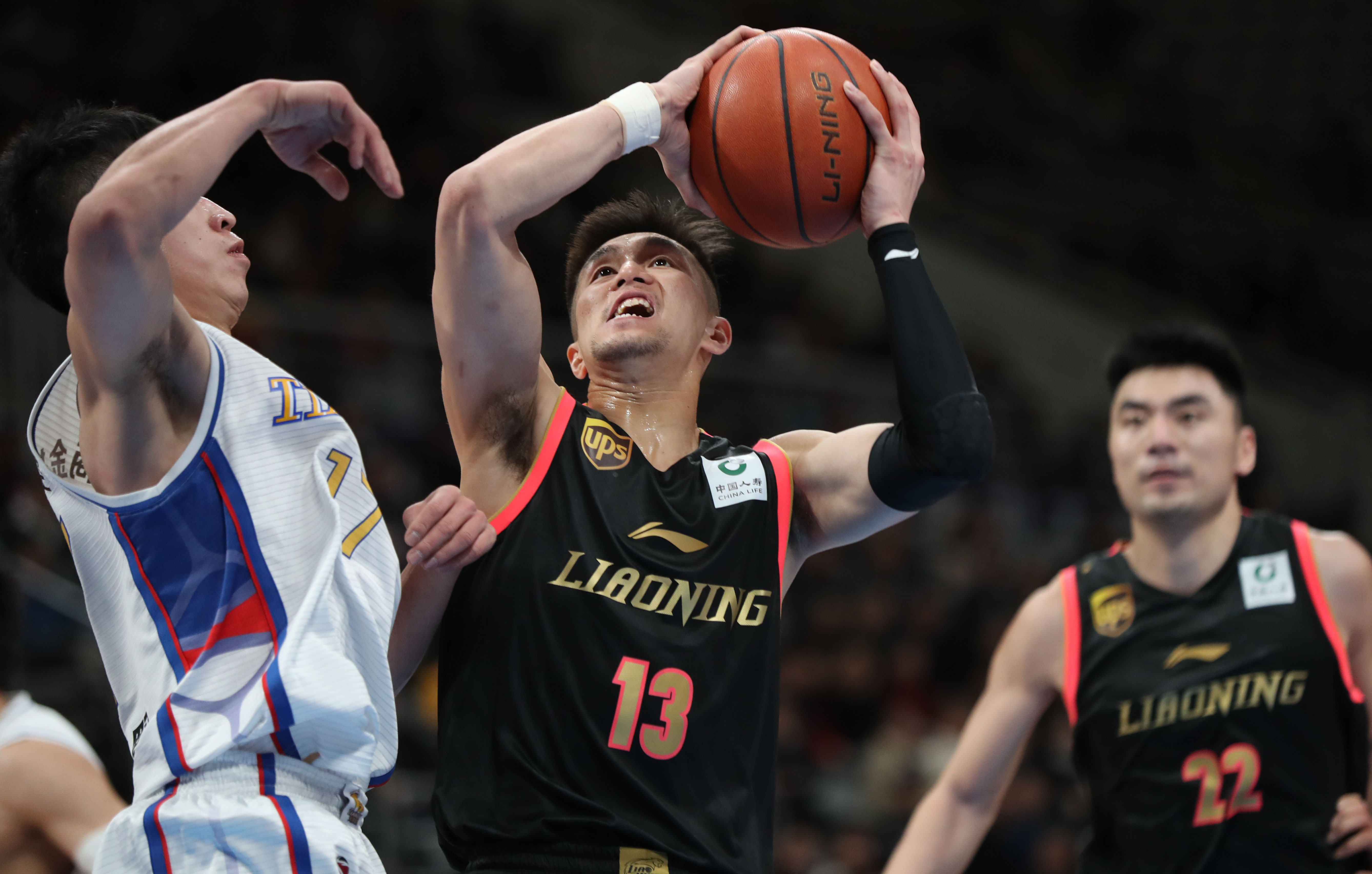 英超：阿森纳客场3-1击败莱斯特城（英超：阿森纳3-1客胜莱斯特城）