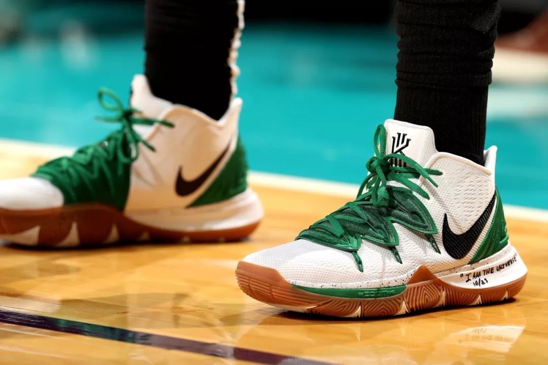 AL晒和拜仁跨界联动：老板菲菲和拜仁名宿皮萨罗交换队服（AL携手拜仁跨界互动：老板菲菲与名宿皮萨罗互换球衣）