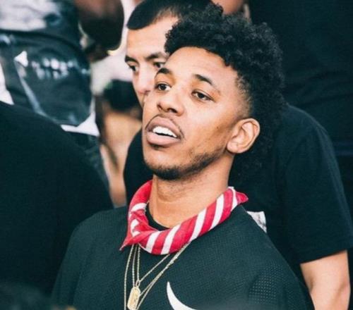 球队在最关键时刻站了出来（关键时刻，球队挺身而出）