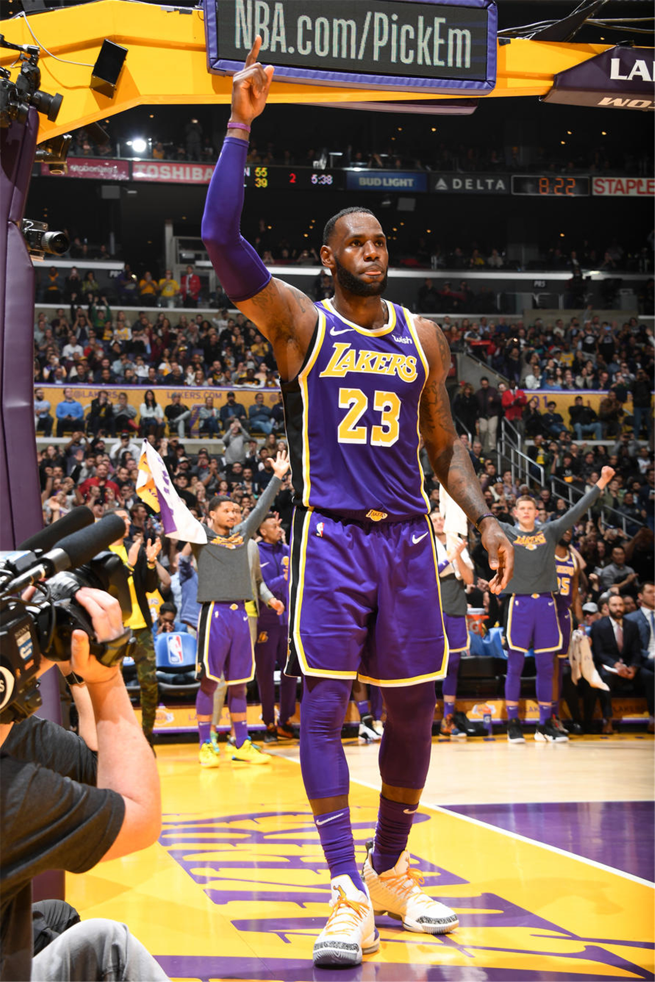 徐杰第三节爆发，独中5记三分球（徐杰第三节火力全开，命中5记三分）