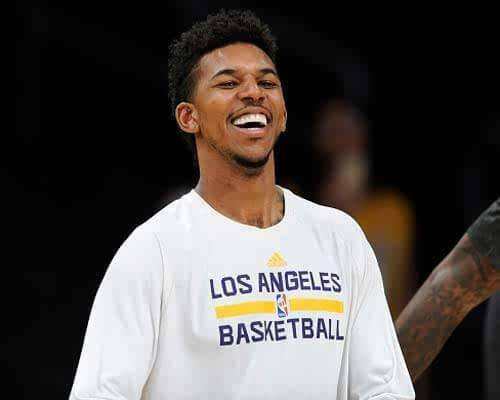 继续火热状态！陈盈骏半场8中7&三分6中5砍下21分 首节12分（陈盈骏延续火热手感：半场8投7中、三分6投5中斩获21分，首节独得12分）