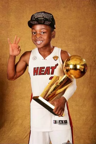 国乒输单打！王皓盯着王楚钦心事重重，梁靖崑技不如人：没好办法（国乒单打失利！王皓望向王楚钦愁绪难掩，梁靖崑技逊一筹：无计可施）