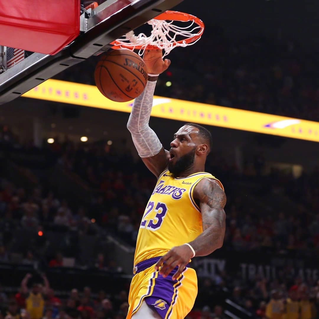 足球欧冠淘汰赛门票秒罄，黄牛翻倍叫价（欧冠淘汰赛门票瞬间售罄，黄牛价翻番）