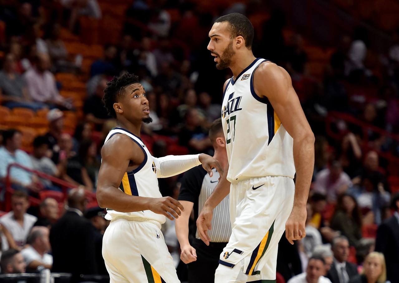 拳王发威！泰森背运过掉防守 强攻篮下打进加罚（拳王霸气爆发！泰森背后运球摆脱防守强突篮下打成2+1）